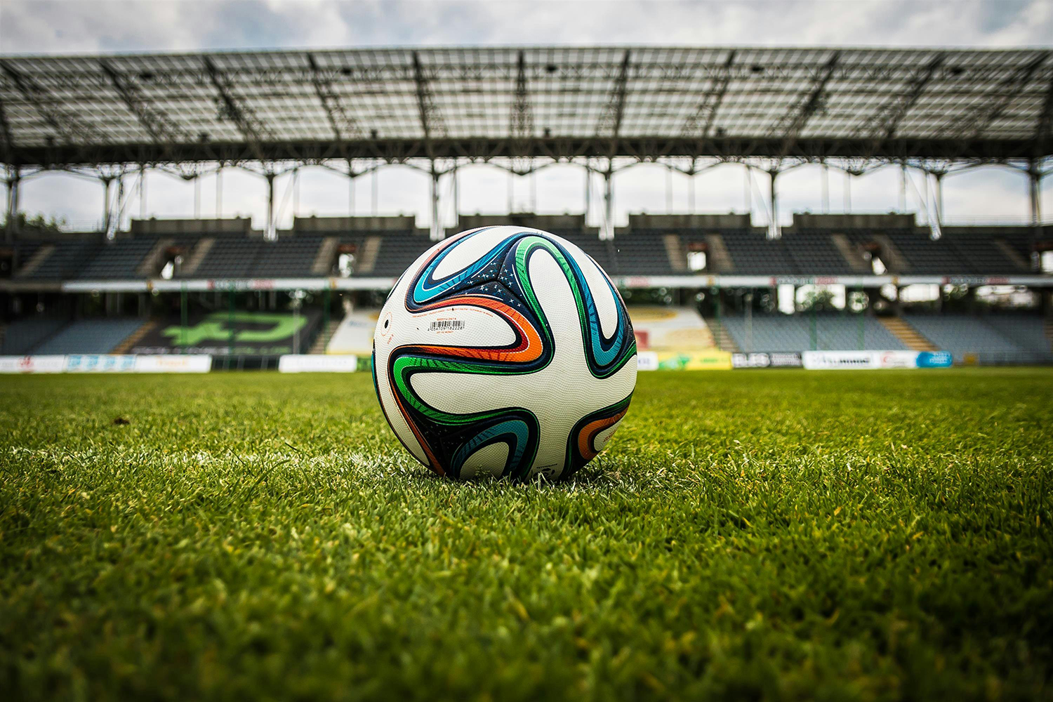 Fußball auf dem Rasen
